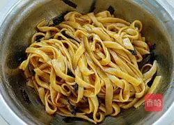 Illustration of how to make noodles with scallion oil 15