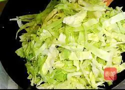 Illustration of how to stir-fry vermicelli with cabbage 6