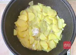 Illustration of how to make fried leeks with potato slices 8