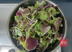 Illustration of how to make fried red rice and amaranth 3