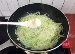 Illustration of how to make green pepper and potato shreds 10