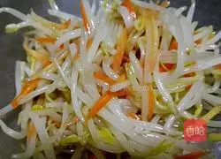 Illustration of how to make cold mung bean sprouts 8