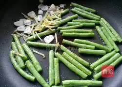 Illustration of how to make eggplant horn love 6