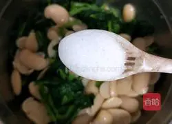Illustration of how to make white kidney beans mixed with spinach 11