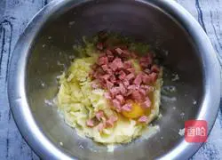 Illustration of how to make onion and potato pancakes 10