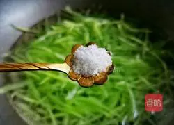 Refreshing and delicious stir-fried lettuce shreds illustration 3