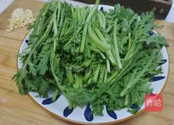 Illustration of how to cook chrysanthemum with soy sauce 2