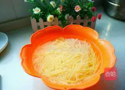 Illustration of how to make shredded potatoes 2