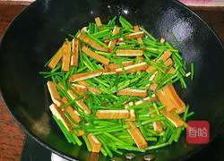 Illustration of how to stir-fry and fragrant chive flowers 6