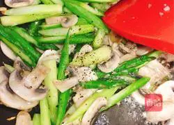 How to stir-fry asparagus and mushrooms Illustration 9