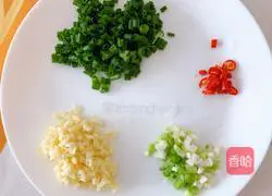 Illustration of how to tear eggplant by hand 2