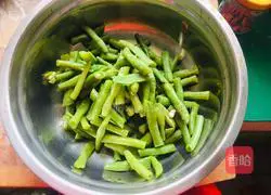 Illustration of how to make cold beans 3