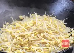 Illustration of how to stir-fry soybean sprouts 5