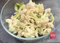 Illustration of how to mix celery and carrots with cauliflower 1