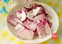 Illustration of how to stir-fry fungus with onions 3