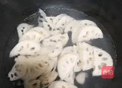 Illustration of how to make fried lotus root slices 4