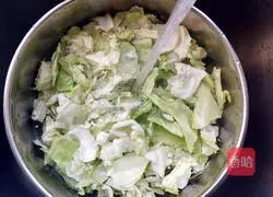 Illustration of how to make hot and sour shredded cabbage 2
