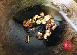 Illustration of how to stir-fry rapeseed with mushrooms 2