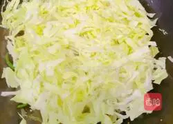 How to stir-fry cabbage and chili Illustration 6