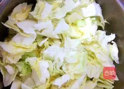 Illustration of how to make hand-shredded cabbage 2