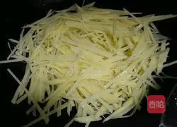 Illustration of how to make spicy and sour potato shreds 3