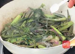 Illustration of how to make spicy and sour red cabbage lettuce 5