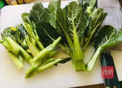 Illustration of how to make golden garlic and kale 1