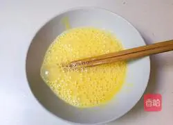 Illustration of how to make fragrant mugwort scrambled eggs 2