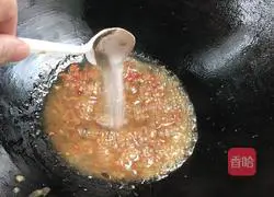 Illustration of how to make thousands of cold shredded silk noodles 10