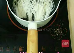 Illustration of how to make colorful enoki mushroom rolls 2