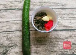 Illustration of how to make cucumbers mixed with fungus 1
