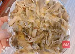 Illustration of how to make air fryer salt and pepper fried mushrooms 4