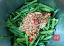 Illustration of how to make garlic paste and beans 13