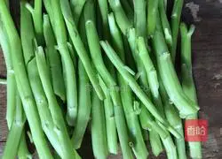 Illustration of how to make stir-fried water spinach stems with garlic 2