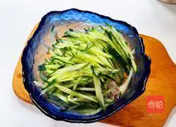 Illustration of how to make cucumber mixed with shredded chicken 8