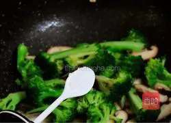 Illustration of how to stir-fry mushrooms with broccoli 9