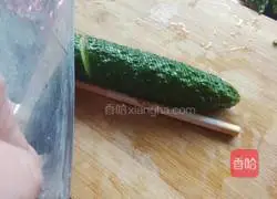 Illustration of how to make coir raincoat cold cucumber 2