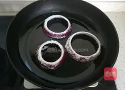 Illustration of how to make onion and potato pancakes 17