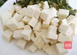 Illustration of how to chop pepper, Chinese toon and mix with tofu 4