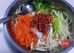 Illustration of how to make cold shredded dried tofu 6