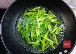 Illustration of how to stir-fry celery and yuba 7