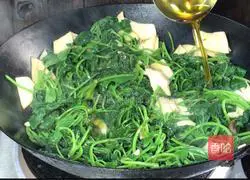 Illustration of how to stir-fry king oyster mushrooms and sweet potato leaves 7