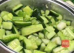 Illustration of how to make pickled cucumber 5