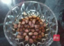 Illustration of how to make walnut, peanut and red date porridge 1