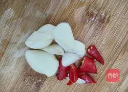 Illustration of how to stir-fry mushrooms and rapeseed 3