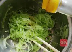 Illustration of how to make shredded cold lettuce 5