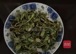 Illustration of how to make purslane scrambled eggs 1