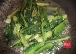 Illustration of how to stir-fry bitter wheat with black beans 5