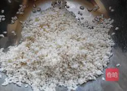 Illustration of how to make sweet-scented osmanthus, glutinous rice and lotus root 1