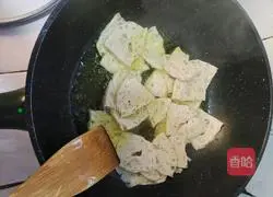 Illustration of how to make chili fried meat cake 3